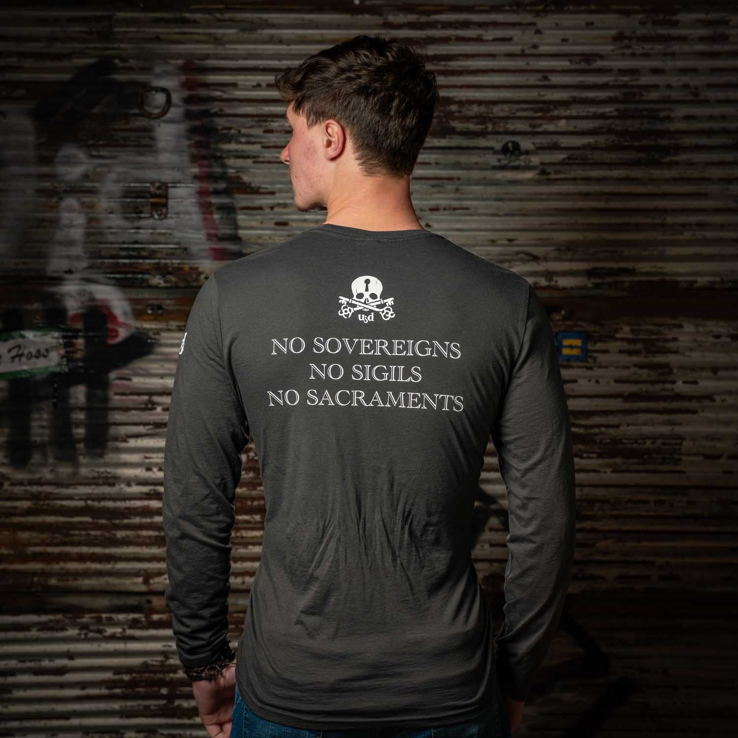Men’s/Unisex Long-Sleeved Tee